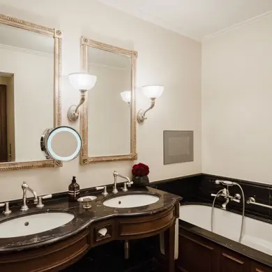 2505 OP Les Trois Rois Room 5
