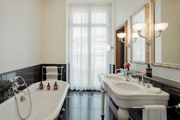 Les Trois Rois City King Room 106 1203 2