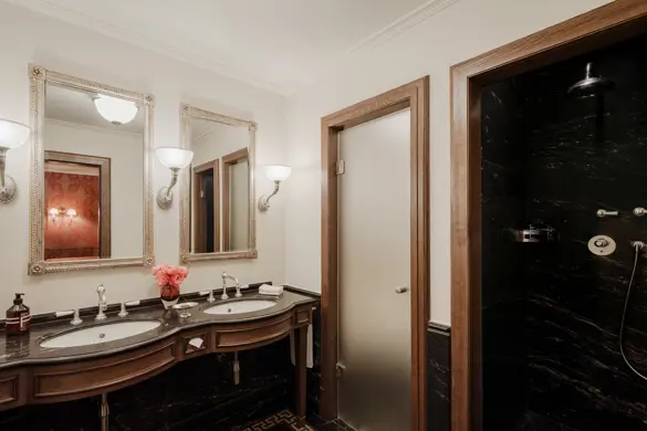 Les Trois Rois River King Room 221 1700 2